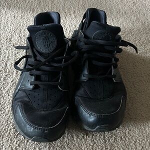 Nike women’s Black Sneakers huarache